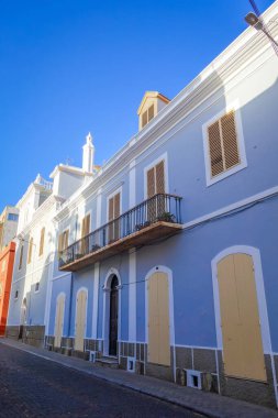 Mindelo / Cape Verde - 20 Ağustos 2018 Renkli evler ve şehir sokakları, Sao Vicente