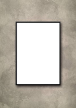 Açık beton bir duvarda asılı duran siyah bir çerçeve. Boş model şablonu