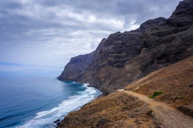 Santo Antao Adası, Cape Verde, Afrika 'daki sahil yolundan uçurumlar ve okyanus manzarası