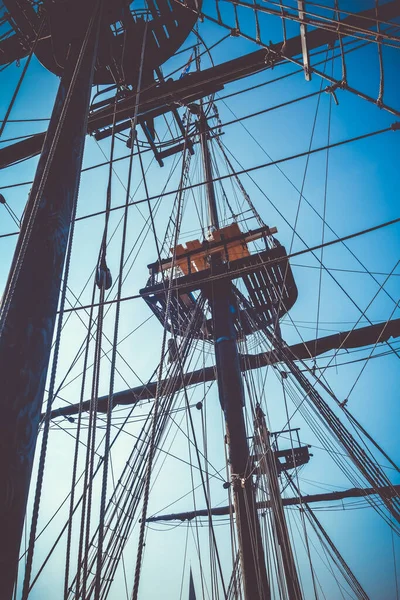 Oude Marineschip Mast Zeiltouwen Uitzicht — Stockfoto