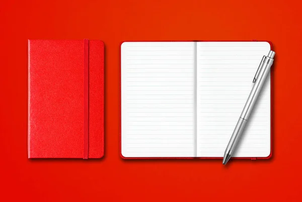 赤い閉じた開いた線のノートブックとペンが色鮮やかな背景に隔離されています — ストック写真