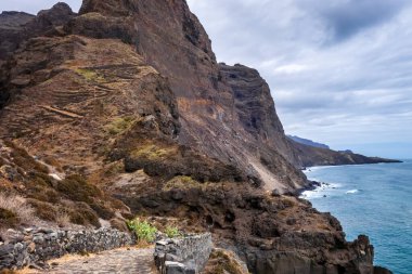 Santo Antao Adası, Cape Verde, Afrika 'daki sahil yolundan uçurumlar ve okyanus manzarası