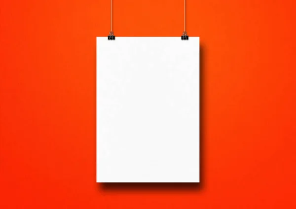 Cartaz Branco Pendurado Uma Parede Vermelha Com Clipes Modelo Modelo — Fotografia de Stock