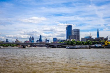 Londra / İngiltere - 3 Haziran 2017 - Thames Nehri 'nden Cityscape view, İngiltere