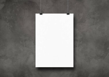 Koyu beton duvarda klipsli beyaz bir poster asılı. Boş model şablonu