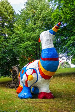 Stockholm / İsveç - 4 Ağustos 2017 - Niki de Saint Phalle ve Jean Tinguely Modern Sanat Müzesi bahçesinde heykeller