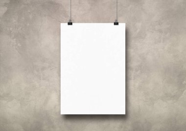 Duvarda beyaz bir poster asılı, klipsli. Boş model şablonu