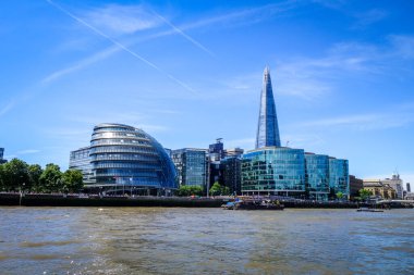 Londra / İngiltere - 3 Haziran 2017 - Şehir manzarası, Çömlek Kulesi ve Thames nehri üzerindeki belediye binaları