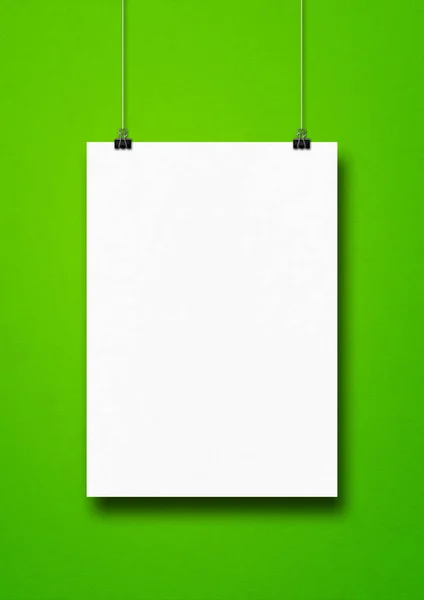 Fehér Poszter Lóg Egy Zöld Falon Csipesszel Üres Mockup Sablon — Stock Fotó