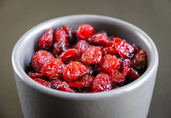 Cranberries Uma Tigela Uma Mesa Cozinha Preta — Fotografia de Stock