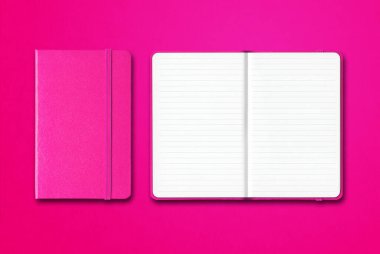 Pembe kapalı ve açık satırlı defterler renkli arkaplanda izole edilmiş.
