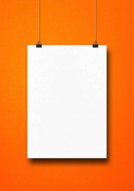 Turuncu bir duvarda beyaz bir poster asılı. Boş model şablonu
