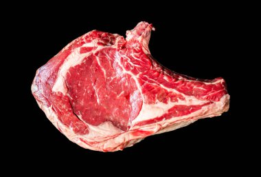 Siyah arka planda çiğ sığır pirzolası. Üst görünüm