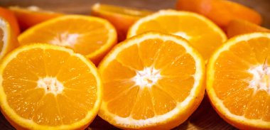 Bir tepside taze organik dilimlenmiş portakal.