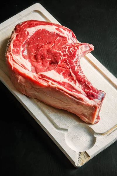 Ruw Rundvlees Prime Rib Een Snijplank Geïsoleerd Zwarte Achtergrond — Stockfoto