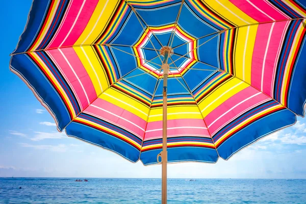 Kleurrijke Paraplu Close Zicht Een Tropisch Strand — Stockfoto