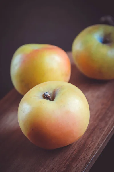 Organic Fresh Apples Wooden Cutting Board — Stock Photo, Image