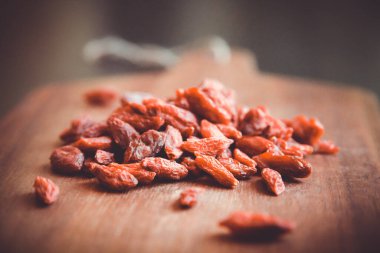 Tahta kesme tahtasındaki Goji üzümleri.