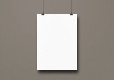 Gri duvarda klipsli beyaz bir poster asılı. Boş model şablonu