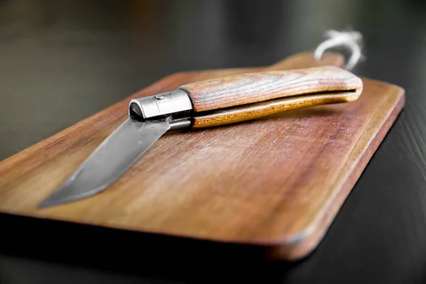 Planche Découper Bois Couteau Poche Sur Une Table Cuisine Noire — Photo