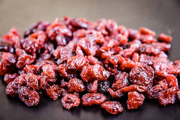 Αποξηραμένη Δέσμη Βιολογικών Cranberries Ένα Τραπέζι Κουζίνας — Φωτογραφία Αρχείου