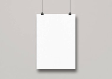 Temiz bir duvarda klipslerle asılı beyaz bir poster. Boş model şablonu