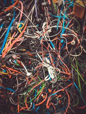 Eski renkli karışık elektrik kabloları. Desen arkaplan duvar kağıdı