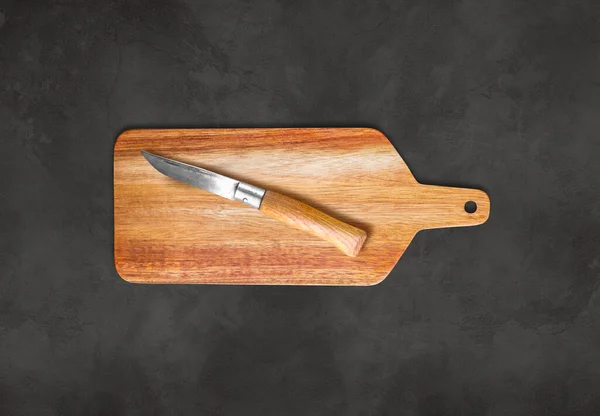 Holzschneidebrett Und Taschenmesser Auf Betontischhintergrund — Stockfoto