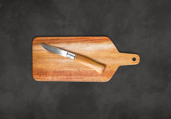 Tagliere Legno Coltello Tasca Sfondo Tavolo Cemento — Foto Stock