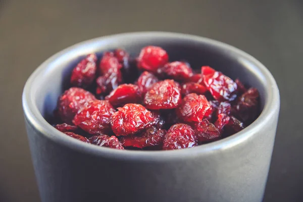 Cranberries Een Schaal Een Zwarte Keukentafel — Stockfoto