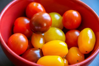 Kasede renkli domates kokteyli. Üst görünüm