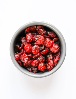 Beyaz arka planda izole edilmiş yaban mersini kasesi. Üst görünüm