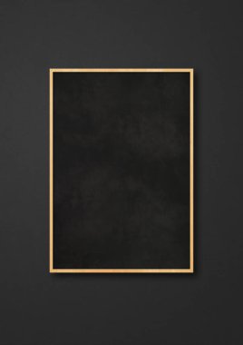 Siyah arka planda izole edilmiş geleneksel bir karatahta. Boş dikey modelleme şablonu