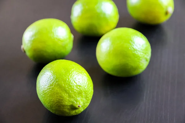 Group Fresh Organic Limes Black Table Background — Stock Photo, Image