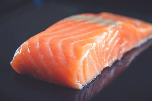 Filete Salmón Sobre Fondo Negro Vista Primer Plano — Foto de Stock