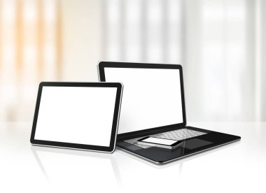 Ofis masasının arka planında dizüstü bilgisayar, cep telefonu ve dijital tablet bilgisayar var. 3B Görüntü