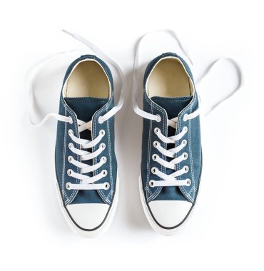 Beyaz arka planda izole edilmiş mavi renkli spor ayakkabılar.