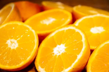 Bir tepside taze organik dilimlenmiş portakal.