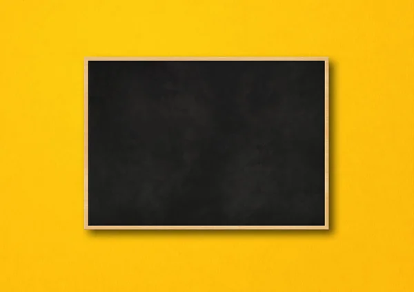 Традиционная Черная Доска Изолирована Желтом Фоне Пустой Горизонтальный Шаблон Макета — стоковое фото