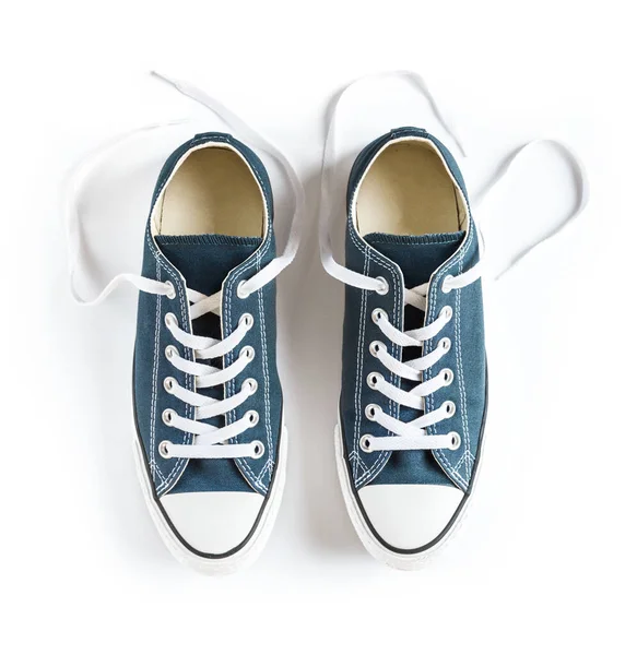 Beyaz arka planda izole edilmiş mavi renkli spor ayakkabılar.