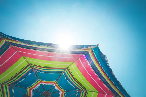 Bunter Regenschirm Aus Nächster Nähe Blauen Himmel — Stockfoto