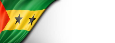 Sao Tome ve Principe bayrağı beyazın üzerinde izole edilmiş. Yatay panoramik pankart.