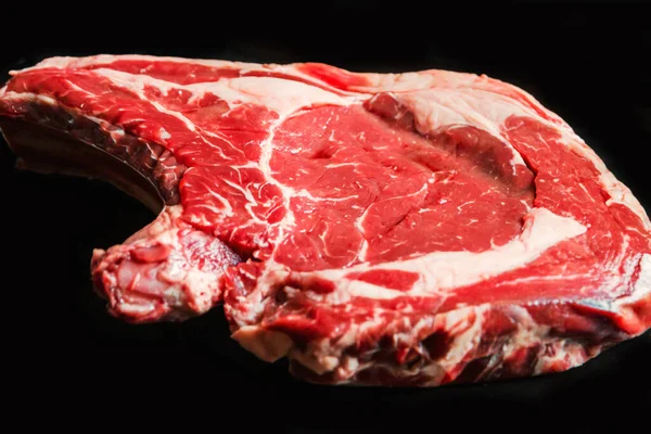 Obearbetat Nötkött Prime Rib Isolerad Svart Bakgrund — Stockfoto