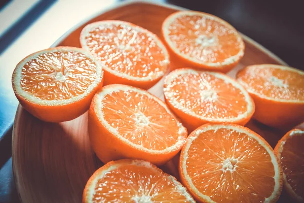 Manojo Naranjas Frescas Rodajas Orgánicas Una Bandeja — Foto de Stock