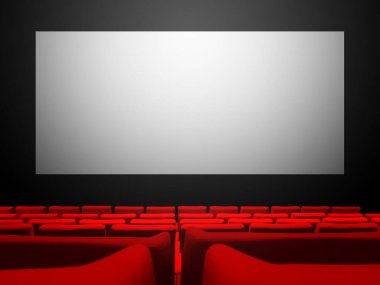 Kırmızı kadife koltuklu ve beyaz ekranlı bir sinema salonu. Boşluk arkaplanı kopyala