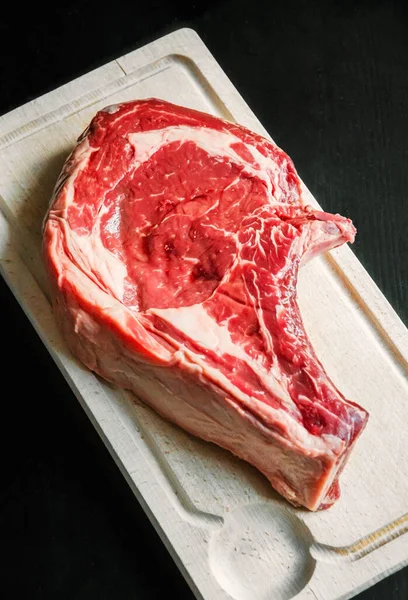 Côtelette Boeuf Cru Sur Une Planche Découper Isolée Sur Fond — Photo