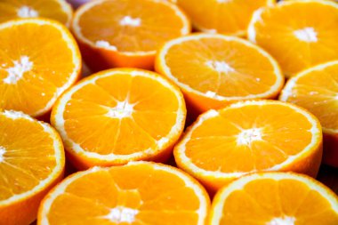 Bir tepside taze organik dilimlenmiş portakal.