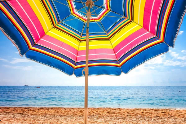Kleurrijke Paraplu Close Zicht Een Tropisch Strand — Stockfoto