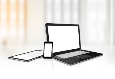 Ofis masasının arka planında dizüstü bilgisayar, cep telefonu ve dijital tablet bilgisayar var. 3B Görüntü