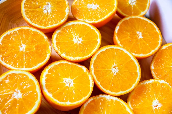 Manojo Naranjas Frescas Rodajas Orgánicas Una Bandeja — Foto de Stock